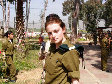 Israeli soldier show palestinian photo