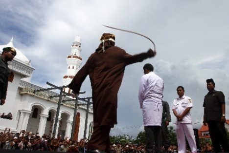 Aceh Hukum Cambuk 11 Orang yang Terbukti Pacaran